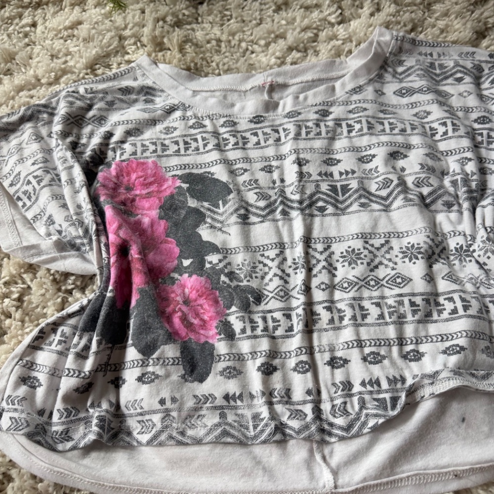 Chic Women's Short Sleeve Top with Gray and Pink Floral Design. Add a touch of e - Picture 4 of 5